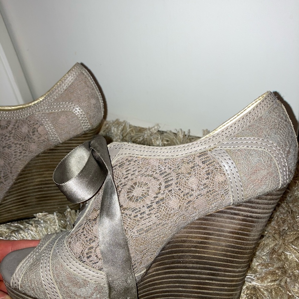 BEAUTIFUL. Worn twice. Great condition!!